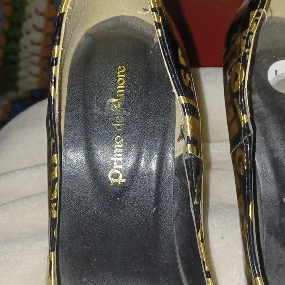 Prima de Amore Wedges, black & gold, printed, patent leather look, sz 7